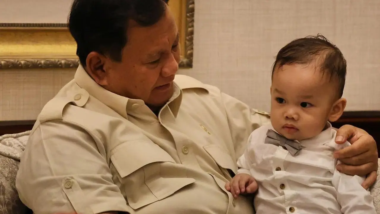 Prabowo memangku Kenneth Matthew atau Kenkulus semalam. Prabowo kaget, Ken punya cita-cita saat sudah besar nanti jadi engineer. (Foto: Instagram @imchika)