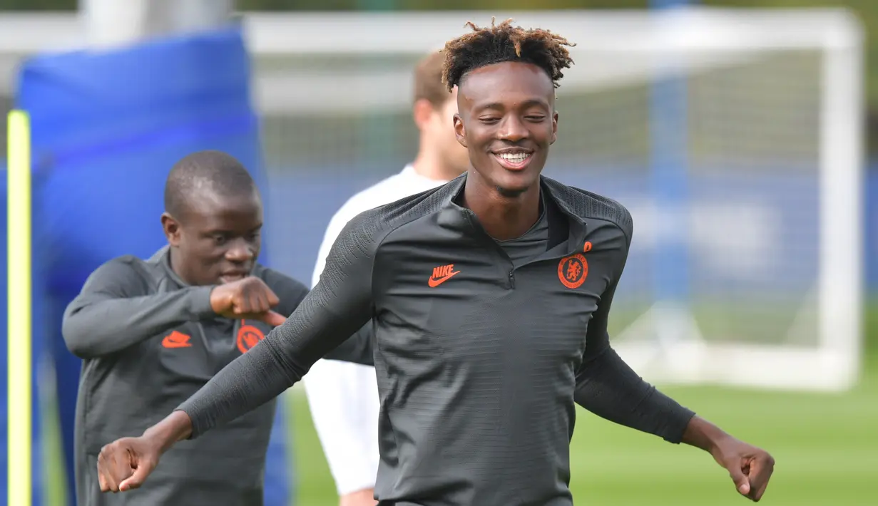 Penyerang Chelsea, Tammy Abraham melakukan pemanasan saat latihan tim di kompleks Cobham, London, Inggris (16/9/2019). Chelsea akan bertanding melawan wakil Spanyol, Valencia pada grup H Liga Champions. (AFP Photo/Olly Greenwood)