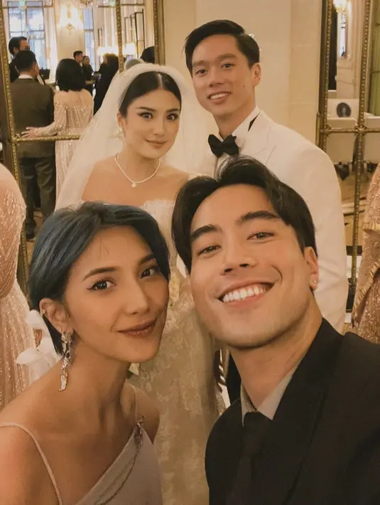 Lalu menghadiri pernikahan Valencia Tanoe dan Kevin Sanjaya di Paris. Sheila dengan dress spaghetti strap, sementara Vidi dengan setelan jasnya.  [@vidialdiano]