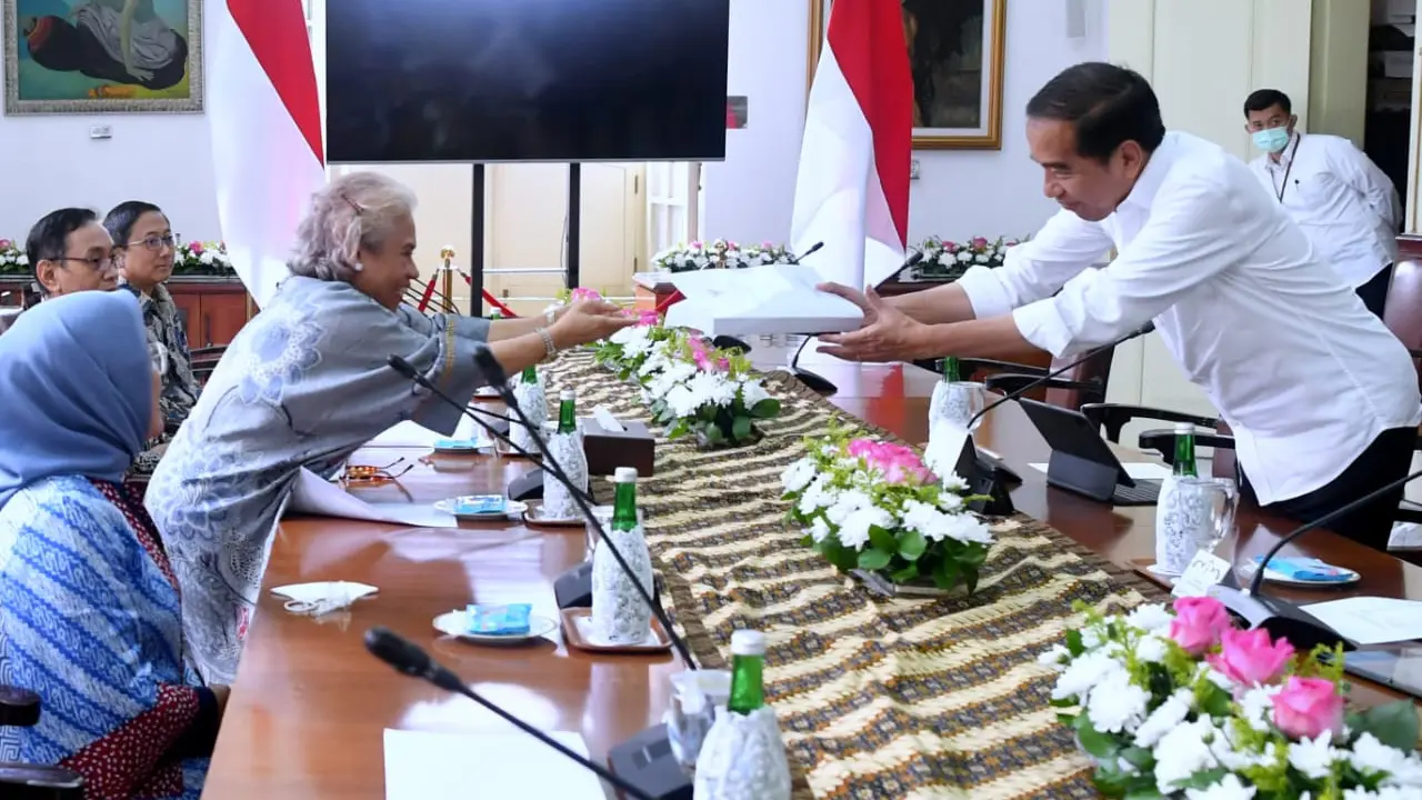 Presiden Jokowi menerima Pansel pemilihan calon anggota KPPU masa jabatan tahun 2023-2028 di Istana Kepresidenan Bogor Jawa Barat, Senin (27/2/2023).