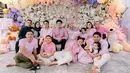 Semua anggota keluarga tampil serasi memakai baju warna merah muda. (Instagram/ghazplanner.co).