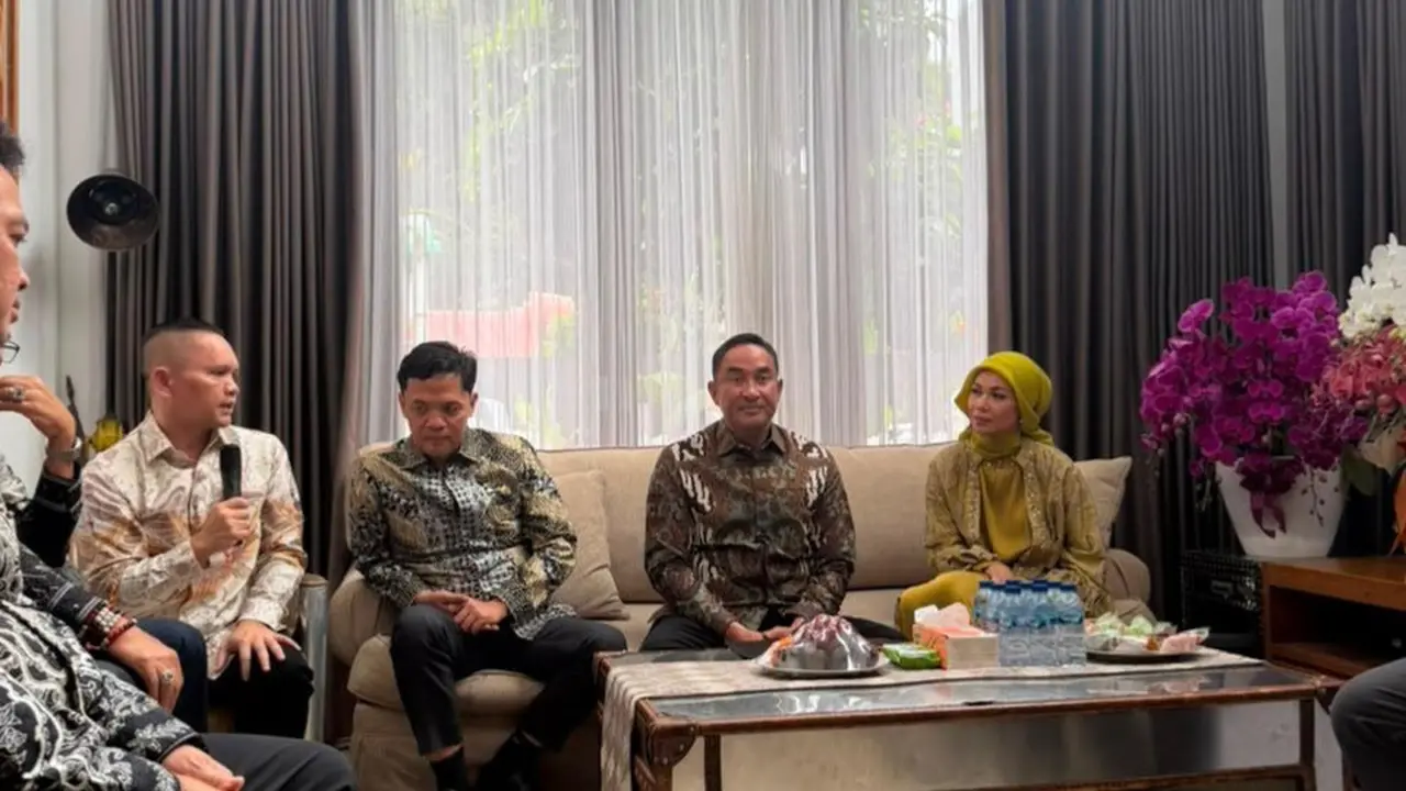 Komisi III dpr mengunjungi kediaman kapolri jenderal suyudi ario seto. (istimewa).