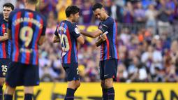 Gelandang Barcelona, Sergi Roberto (kedua kanan) menerima ban kapten dari Sergio Busquets pada laga Liga Spanyol 2022/2023 di Camp Nou Stadium, Barcelona (28/5/2023). Sergi Roberto merupakan gelandang jebolan La Masia yang dipromosikan ke tim utama Barcelona sejak awal musim 2013/2014. Hingga kini ia telah tampil dalam 348 laga di semua ajang dengan torehan 16 gol dan 40 assist. (AFP/Pau Barrena)