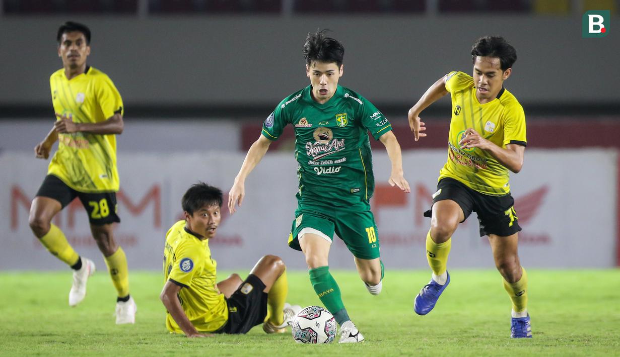 Gol pertama Persebaya tersebut lagi-lagi berkat permainan apik dan umpan terukur dari Taisei Marukawa di sisi kanan serangan Persebaya. (Bola.com/Bagaskara Lazuardi)