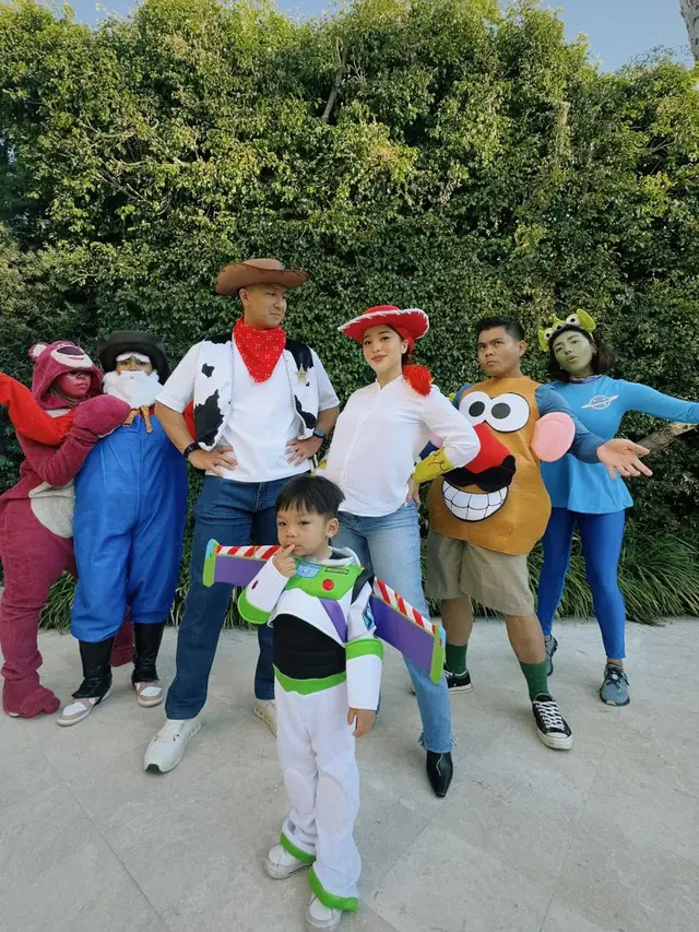 Gaya Kompak Keluarga Nikita Willy Cosplay Karakter Toy Story saat Rayakan Halloween 2024
