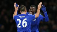 Kurt Zouma saat merayakan kemenangan 1-0 Chelsea atas Norwich City di Stamford Bridge pada 21 November 2015. Zouma meminta Chelsea untuk bangkit dan menutup musim ini diposisi empat besar klasemen akhir Premier League. (Reuters/Andrew Boyers)