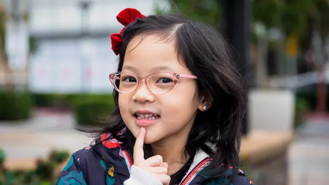 Anak Perempuan Mengenakan Kacamata