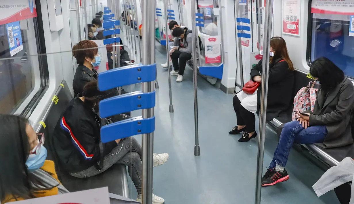Para penumpang menaiki metro jalur satu di Wuhan, Provinsi Hubei, China, Rabu (22/4/2020). Mulai 22 April 2020, semua transportasi umum di Wuhan kembali beroperasi seperti sediakala. (Xinhua/Shen Bohan)