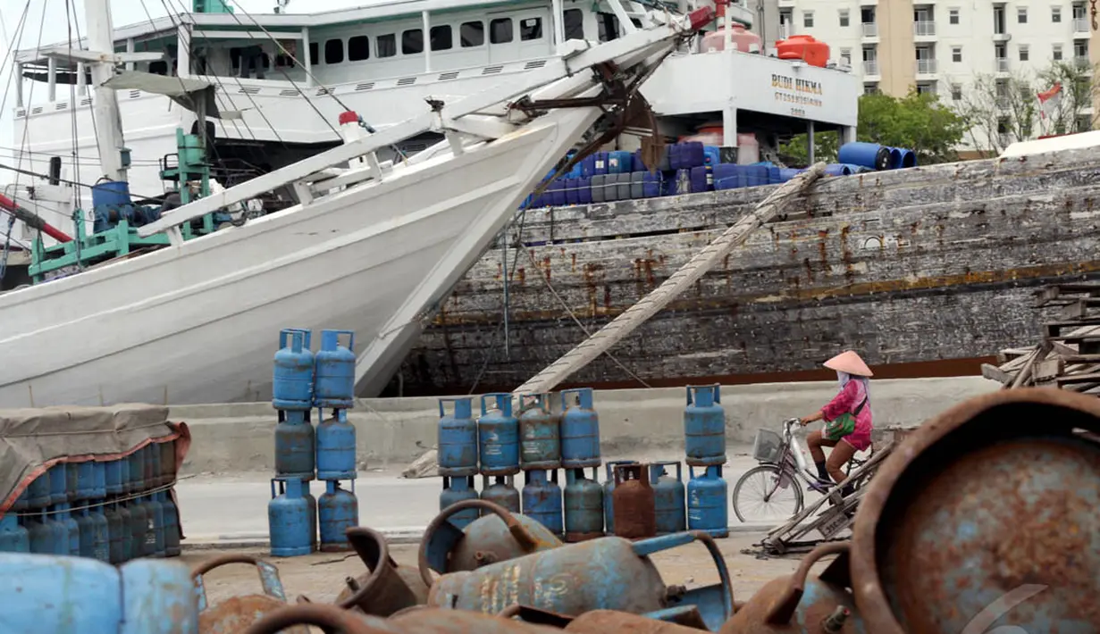 Puluhan tabung gas elpiji ukuran 12 kilogram terlihat menumpuk di Pelabuhan Sunda Kelapa, Jakarta, Jumat (9/1/2015). (Liputan6.com/Faizal Fanani)
