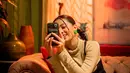 Dalam akun Instagram pribadinya, Aqeela Calista terlihat begitu bersemangat saat jalani syuting video klip. Bahkan, ia juga selau terlihat tersenyum dalam beberapa foto yang diunggah. (Liputan6.com/IG/@aqeelacalista)