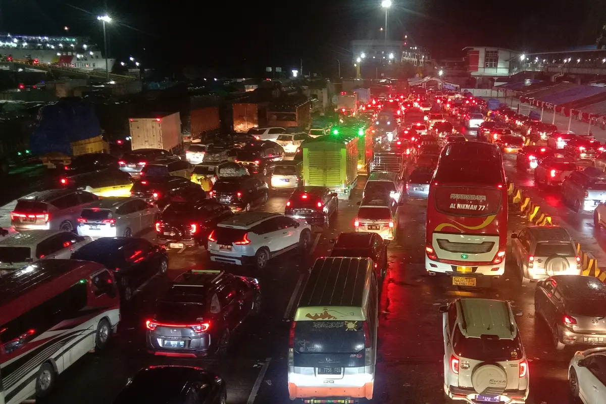 Suasana kepadatan lalu lintas arus mudik lebaran di Pelabuhan Merak, Banten, pada H-5 Idul Fitri atau Rabu (27/4/2022) dini hari