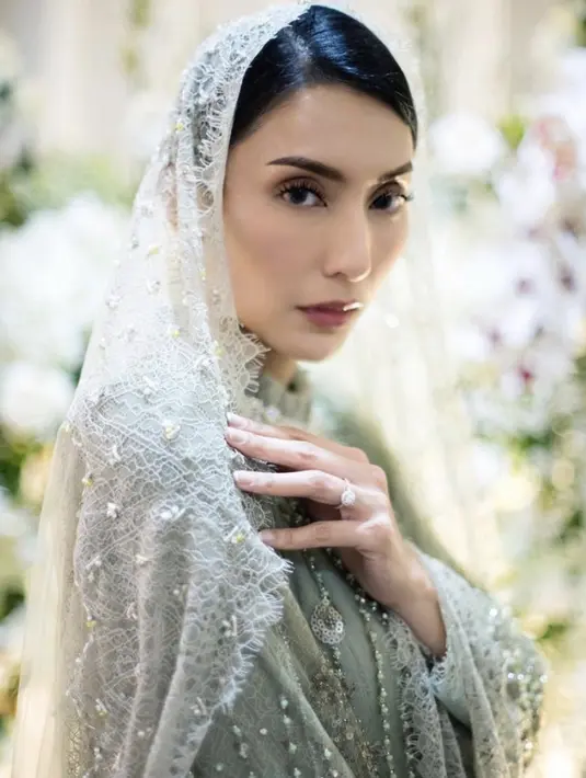 Tuas memercayakan MUA Yobel untuk merias wajah menjadi flawless hanya lipstik merah bold glossy yang menjadi on point. [@rizky_yunindra]