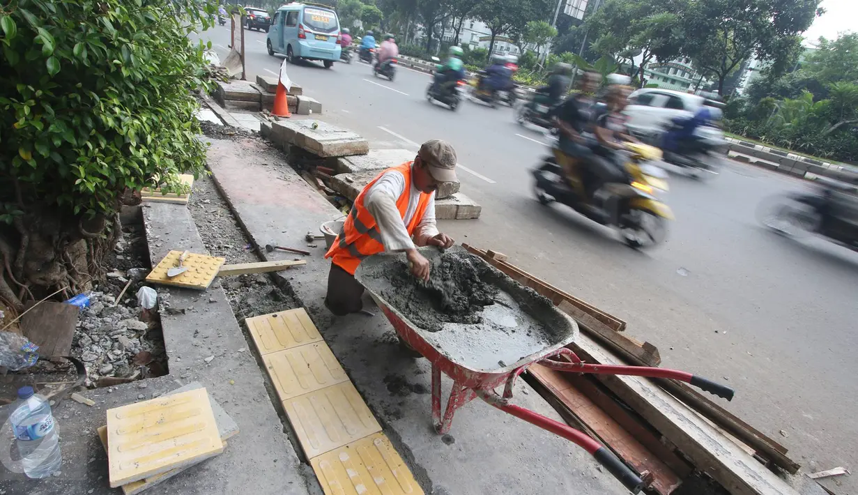 Pekerja menyelesaikan penataan trotoar di kawasan Matraman, Jakarta, Rabu (9/11). Dinas Bina Marga DKI menyatakan penataan 39 titik trotoar telah mencapai 70 persen dan ditargetkan selesai pertengahan Desember 2016. (Liputan6.com/Immanuel Antonius)