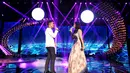 "Ini sebenarnya spontan ya, jadi baru tadi latihan. Terus kalau sama Afgan karena baru banyak artis yang perform, jadi baru sama Afgan pas di atas panggung aja," kata Raisa di belakang panggung HUT SCTV ke-26, di Istora Senayan. (Adrian Putra/Bintang.com)