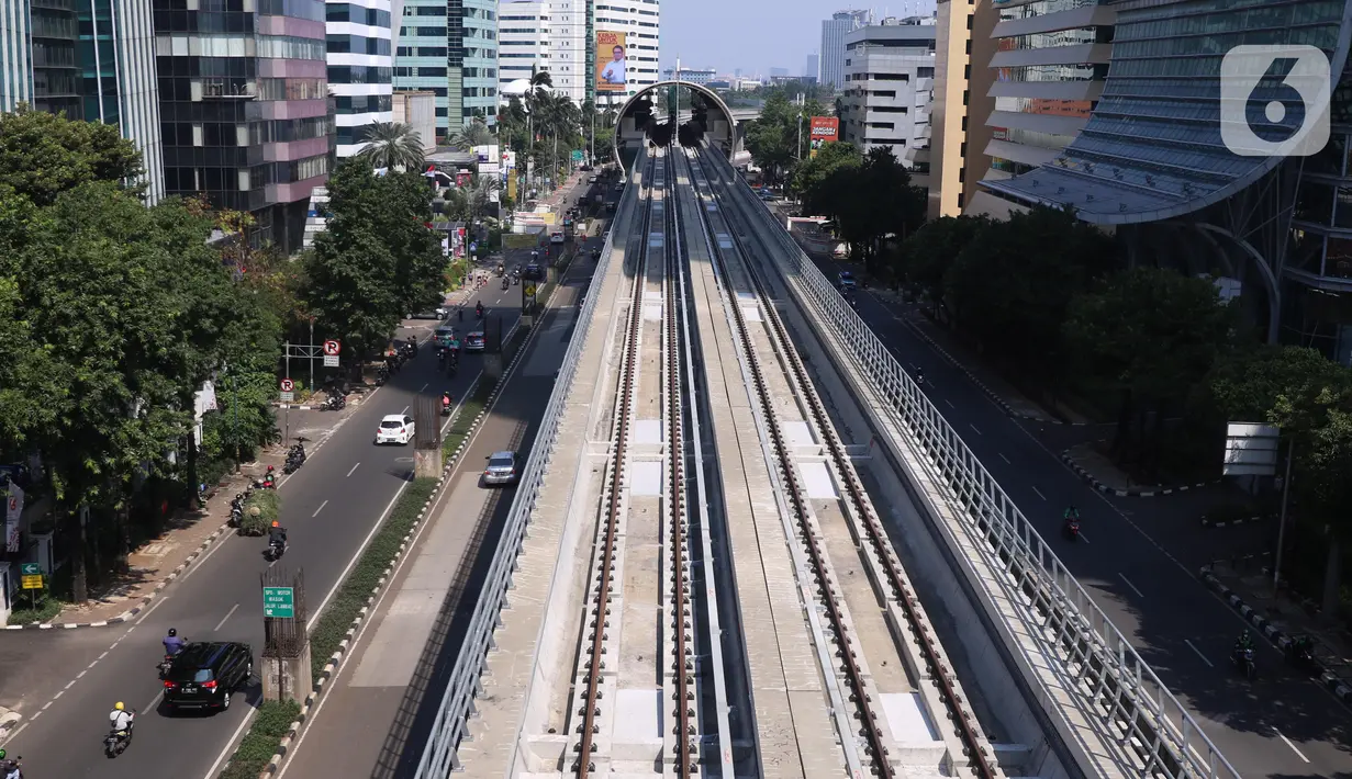 Suasana Lintas Raya Terpadu (LRT) di kawasanan Kuningan, Jakarta, Sabtu (31/7/2021). Pembangunan LRT Jakarta-Bogor-Depok-Bekasi (Jabodebek) Tahap I telah mencapai 85,75 persen dan di targetkan beroprasi pada pertengahan tahun 2022. (Liputan6.com/Angga Yuniar)