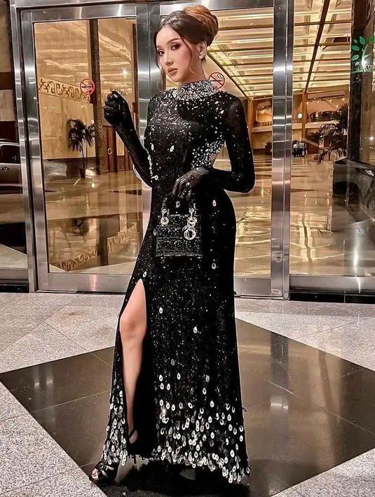 Lucinta Luna tampil cetar dengan selebriti lainnya. Transpuan ini terlihat mengenakan dress hitam bertabur payet gemerlap yang mengekspos lekuk tubuhnya. (Instagram/lucintaluna_manjalita).