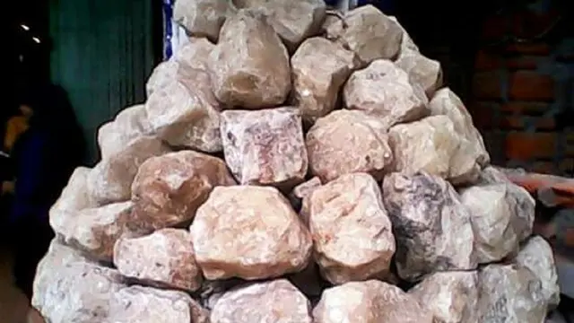 Bongkahan batu marmer (Liputan6.com/ Eka Hakim)