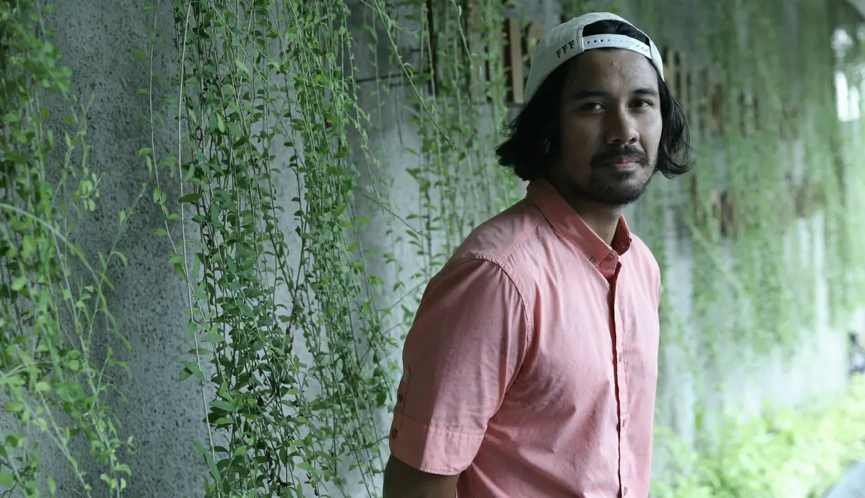 Mengaku bukan ahli soal kopi, namun tak menampik ketika dirinya pernah belajar meracik kopi dan punya sedikit pengetahuan tentang ragam jenis kopi. Semua itu dilakukan untuk mendukung aktingnya jadi barista. (Galih W. Satria/Bintang.com)