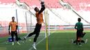 Penjaga gawang timnas Indonesia, Nadeo Argawinata (kiri) saat latihan jelang laga perdana Piala AFF 2022 di Stadion Utama Gelora Bung Karno, Jakarta, Selasa (20/12/2022). Timnas Indonesia akan berjuang pada turnamen Piala AFF 2022. Timnas Indonesia tergabung di grup A bersama Kamboja, Brunei Darussalam, Filipina, dan Thailand. (Liputan6.com/Helmi Fithriansyah)