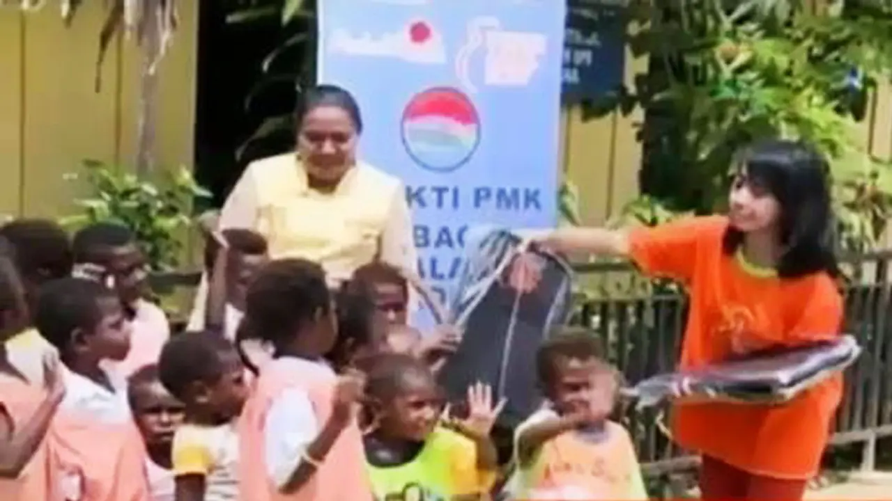 VIDEO: Pundi Amal SCTV Bagikan Peralatan Sekolah di Kaimana Papua