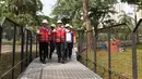 Gubernur DKI Jakarta Anies Baswedan meninjau jalur pejalan kaki saat soft launching fasilitas pejalan kaki dan pesepeda pada proyek pembangunan dan penataan kawasan Semanggi di Taman Semanggi, Jakarta, Rabu (12/10/2022). Setelah melakukan soft launching, Anies membubuhkan tanda tangan di atas prasasti sebagai penanda kawasan jalur sepeda dan pedestrian Taman Semanggi telah diresmikan.(Liputan6.com/Herman Zakharia)