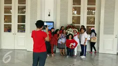 Warga berfoto di teras pendopo Balai Kota DKI Jakarta, Selasa (9/5). Ada yang berbeda dari Balai Kota pagi ini, Gubernur DKI Basuki Tjahaja Purnama atau Ahok tidak ke Balai Kota terlebih dulu menjelang sidang pembacaan putusan. (Liputan6.com/Johan Tallo)