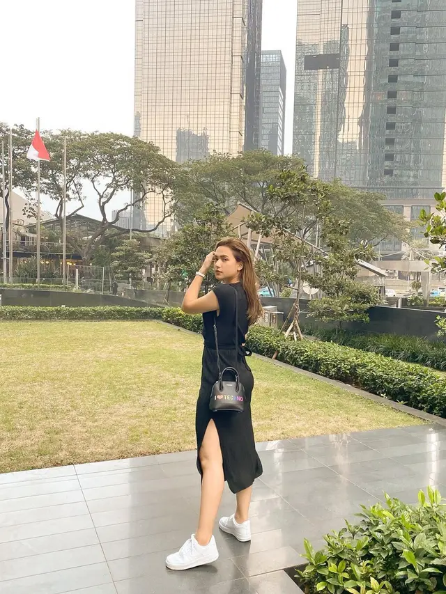 7 Gaya Mayang Yudittia saat Pakai Simple Dress, Tampil Menawan