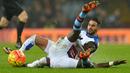 Pemain Aston Villa, Idrissa Gueye (kanan) berebut bola saat terjatuh dengan pemain Leicester City,  Riyad Mahrez  pada lanjutan Liga Premier Inggris di Stadion Villa Park, Birmingham, Sabtu (16/1/2016).  (AFP Photo/Glyn Kirk)