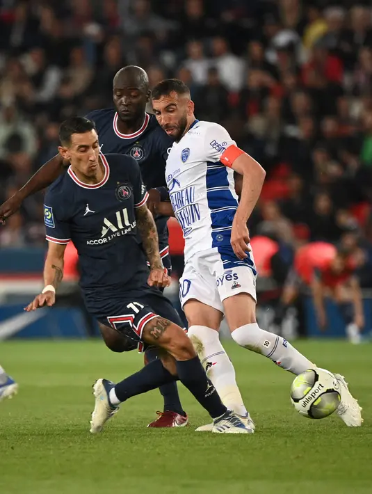<p>Gelandang Paris Saint Germain (PSG) Angel Di Maria berebut bola dengan gelandang Troyes, Florian Tardieu (kanan) pada matchday ke-36 Ligue 1 musim 2021-22 di Parc de Princes pada laga lanjuta Ligue 1, Senin (9/5/2022) dini hari WIB. PSG harus puas meraih hasil imbang 2-2 saat menjamu klub papan bawah, Troyes. (Anne-Christine POUJOULAT / AFP)</p>