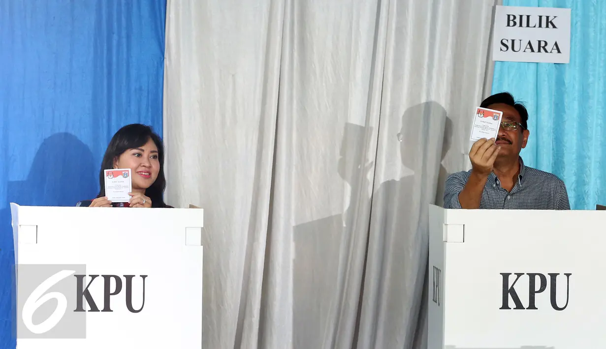 Calon Wakil Gubernur (Cawagub) DKI Jakarta, Djarot Saiful Hidayat, bersama istri, Happy Farida, menggunakan hak pilihya dalam Pilkada Putaran kedua di TPS 8, Kuningan, Jakarta, Rabu (19/4). (Liputan6.com/Johan Tallo)