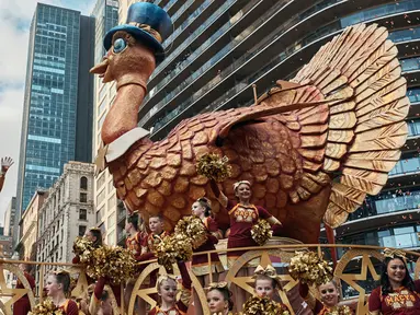 Kendaraan hias Tom Turkey bergerak dekat Central Park selama Parade Hari Thanksgiving Macy di New York, Amerika Serikat, Kamis (23/11/2023). (AP Photo/Andres Kudacki)