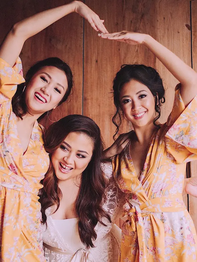 6 Potret Sherina Munaf dengan Kedua Saudaranya, Bak Kembar