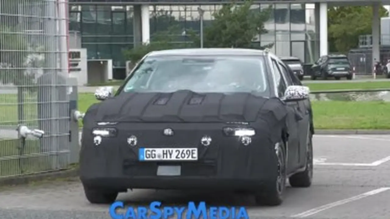 Hyundai Ioniq 2 2026 saat uji coba di Jerman, EV terjangkau yang siap debut di Munich Motor Show 2025 (Arenaev)