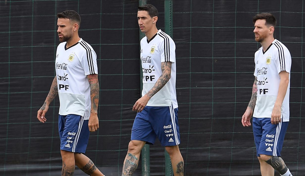Bintang Argentina, Lionel Messi, bersama rekan-rekannya bersiap latihan di Pusat Pelatihan Joan Gamper, Barcelona, Sabtu (2/6/2018). Latihan ini merupakan persiapan jelang Piala Dunia 2018. (AFP/Lluis Gene)