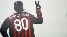 Gaya striker AC Milan, Ronaldinho mengisyaratkan dua gol yang dicetaknya ke gawang Juventus di laga yang digelar di Olimpic Stadium, Turin, 10 Januari 2010. Milan menggulung Juve 3-0. AFP PHOTO / Damien Meyer 
