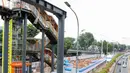 Suasana pembangunan jembatan penyeberangan orang (skywalk) di kawasan Kebayoran Lama, Jakarta, Rabu (2/11/2022). Pengerjaan skywalk sepanjang 500 meter dengan desain cahaya artistik dan dilengkapi fasilitas lift nantinya mengintegrasikan Stasiun Kebayoran dengan Halte Transjakarta Koridor 8 dan Koridor 13. (Liputan6.com/Herman Zakharia)