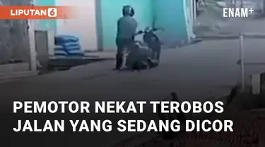 Pengendara keras kepala menerobos jalan yang sedang di cor hingga motornya terjebak. Kejadian terjadi di Parongpong Bandung Barat, Selasa (2/7/2024)