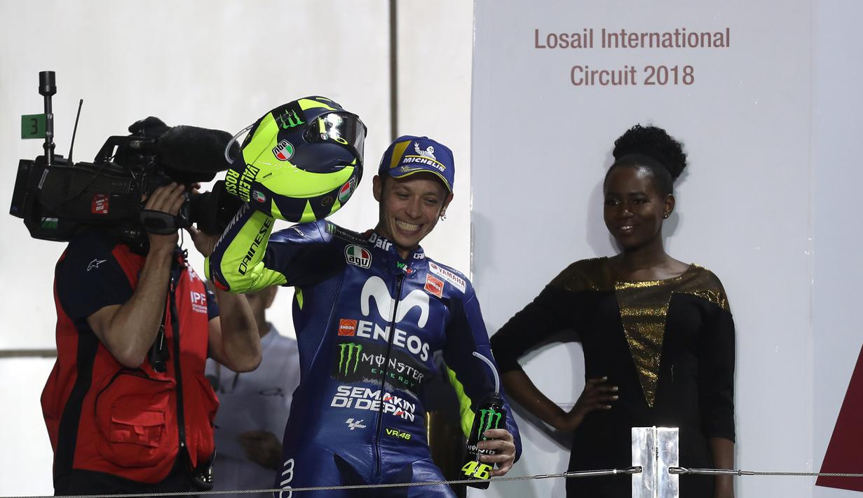 Pebalap Movistar Yamaha, Valentino Rossi berhasil finish ketiga pada MotoGP Qatar di Sirkuit Losail, Doha, Minggu (18/3/2018). Dirinya terpaut 0,797 detik dari Andrea Dovizioso dengan catatan waktu 42 menit 34,654 detik. (AFP/Karim Jaafar)