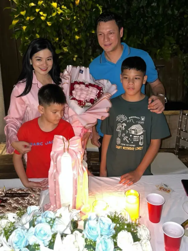 Titi Kamal Rayakan Ulang Tahun ke-44 dengan mengenakan piyama pink. [@eva_anindita_zachrie]