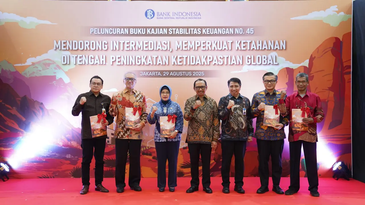 Bank Indonesia meluncurkan buku Kajian Stabilitas Keuangan No.45, Agustus ​2025 (KSK 45) yang bertema 'Mendorong Intermediasi, Memperkuat Ketahanan di Tengah Peningkatan Ketidakpastian Global'. (Dok BI)
