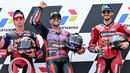 Pembalap Prima Pramac Racing, Jorge Martin (tengah) bersama pembalap RedBull GASGAS Tech3, Pedro Acosta (kiri) dan pembalap Ducati Lenovo Team asal Italia Francesco Bagnaia saat merayakan kemenangan di podium usai balapan MotoGP Grand Prix Indonesia 2024 di Sirkuit Internasional Pertamina Mandalika, Lombok, Nusa Tenggara Barat, 29 September 2024. (SONNY TUMBELAKA/AFP)