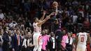 6. Aksi bintang Miami Heat, Dwayne Wade memblok lemparan dari Eric Gordon dalam lanjutan NBA di American Airlines Arena, Jumat (21/12/2018). Miami Heat menang 101-99 atas Houston Rockets. (AP)