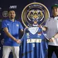 Pelatih Siliwangi Bandung, Ali Budimansyah, bersama kapten Fadlan menunjukan jersey baru di Bandung, Kamis (30/11/2017). Siliwangi Bandung mengenalkan skuad baru untuk menyongsong kompetisi IBL musim depan. (Bola.com/M Iqbal Ichsan)