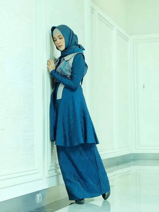 Ketika ditanya apa yang membuatnya mantap berhijab, IDP mengatakan, saat melakukan perjalanan ke Masjidil Aqsha, dirinya merasa kerap dimudahkan perjalanannya. Untuk itu, ia berdoa agar dimantapkan dalam berhijab.  (Instagram/idp91)