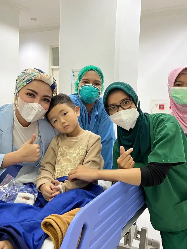 Bella Shofie dampingi Danillo Prince Rigan disunat (Foto: Instagram @bellashofie_rigan )