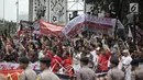 Demonstran driver online berorasi sambil membentangkan spanduk saat unjuk rasa  di depan Istana Negara, Jakarta, Rabu (14/2). Massa menuntut Permenhub No 108 Tahun 2017 dibatalkan karena memberatkan pengemudi taksi online. (Liputan6.com/Arya Manggala)