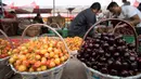 Sejumlah keranjang ceri terlihat di pasar buah di Kota Jiuxiang, Wilayah Hanyuan, Provinsi Sichuan, China barat daya, Senin (8/6/2020). Dengan luas area budidaya sekitar 4.200 hektare, industri ceri di wilayah Hanyuan telah sangat mendorong perekonomian lokal. (Xinhua/Jiang Hongjing)