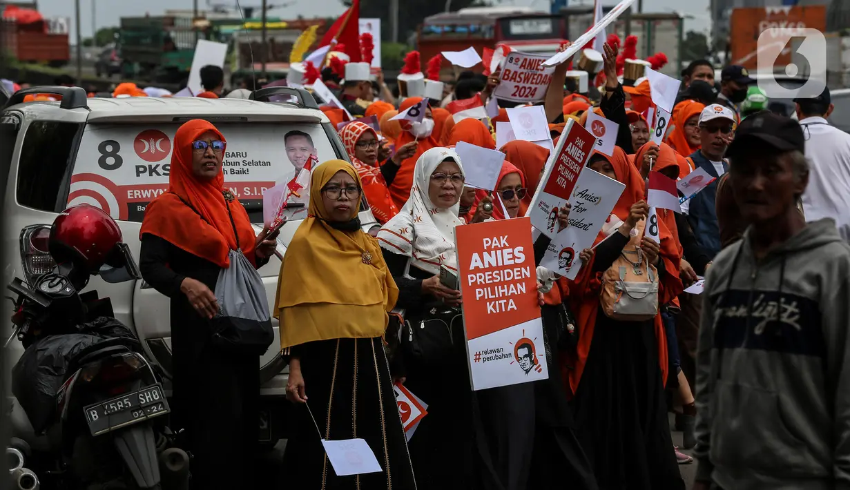Antusias pendukung membawa poster saat menyambut kedatangan Anies Baswedan untuk menghadiri deklarasi Capres 2024 di Kantor DPP PKS, Jakarta, Kamis (23/2/2023). Anies Baswedan resmi diusung Majelis Syura Partai Keadilan Sejahtera (PKS) sebagai calon presiden (capres) pada Pilpres 2024. (Liputan6.com/Johan Tallo)