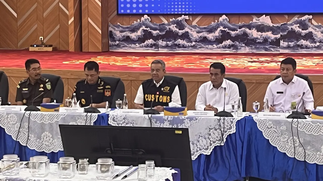 Impor ilegal beras, garam, dan pakaian bekas senilai Rp 27,339 miliar berhasil digagalkan Bea Cukai di sejumlah wilayah. (Liputan6.com/Christian)
