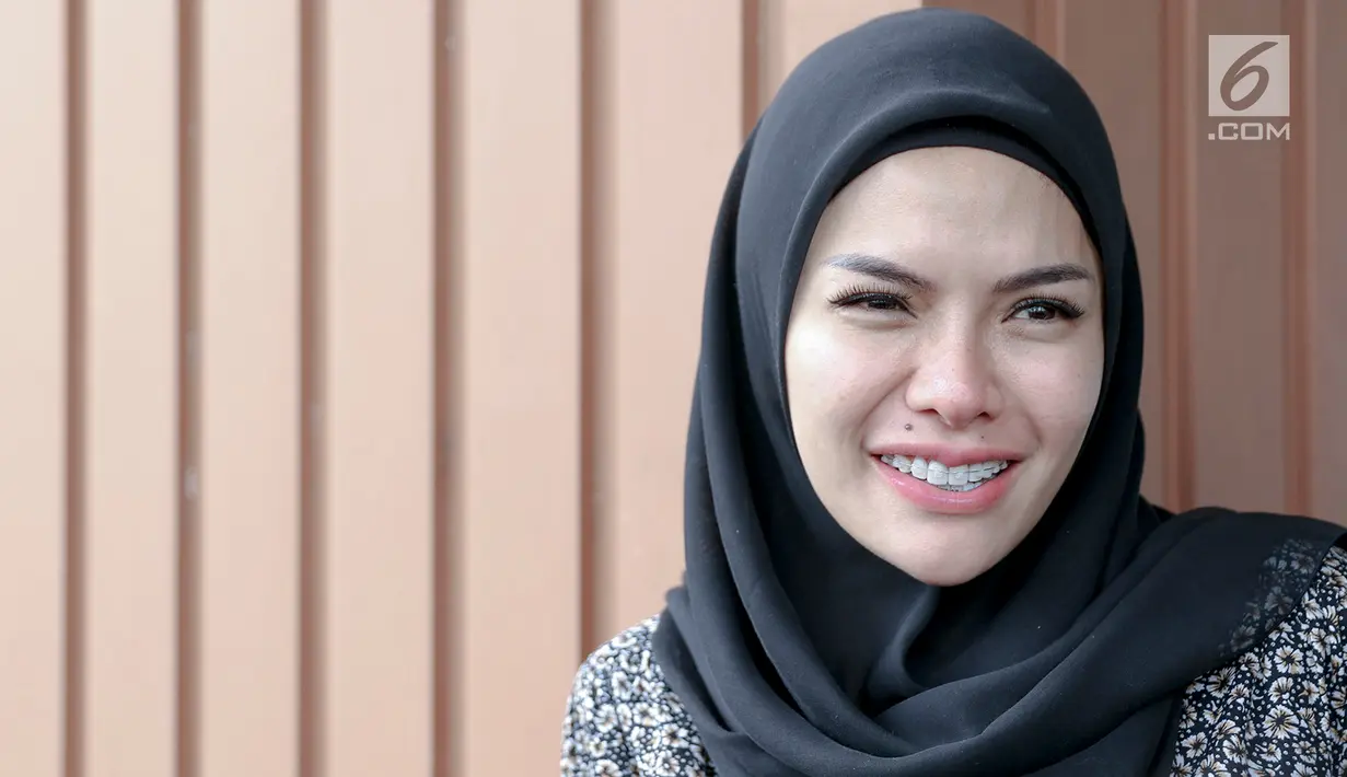 Aktris Nikita Mirzani usai sidang isbat dan perceraian pernikahan sirinya dengan Dipo Latief di Pengadilan Agama Jakarta Selatan, Rabu (29/8). Nikita merasa sudah tidak ada alasan lagi untuk mempertahankan pernikahannya. (Liputan6.com/Immanuel Antonius)